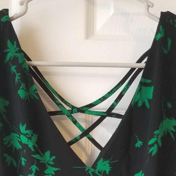 Sz 2 Torrid Floral Black Green Sheer Sleeve Top - Picture 3 of 7